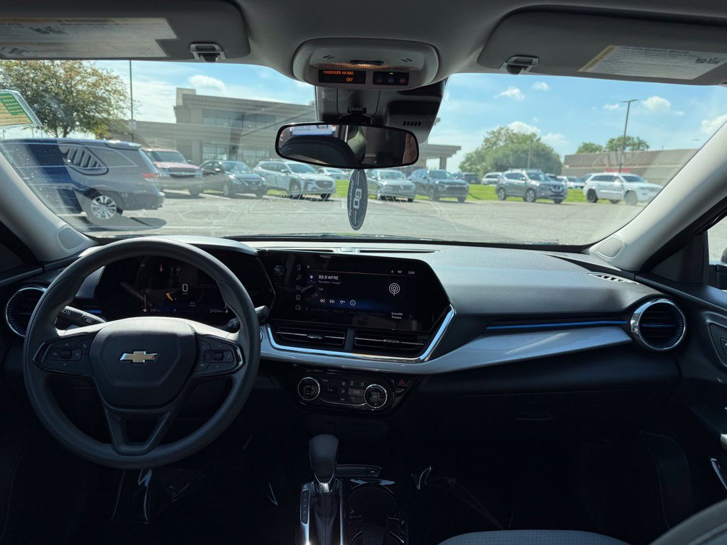 Used 2025 Chevrolet Trax LT FWD image 12