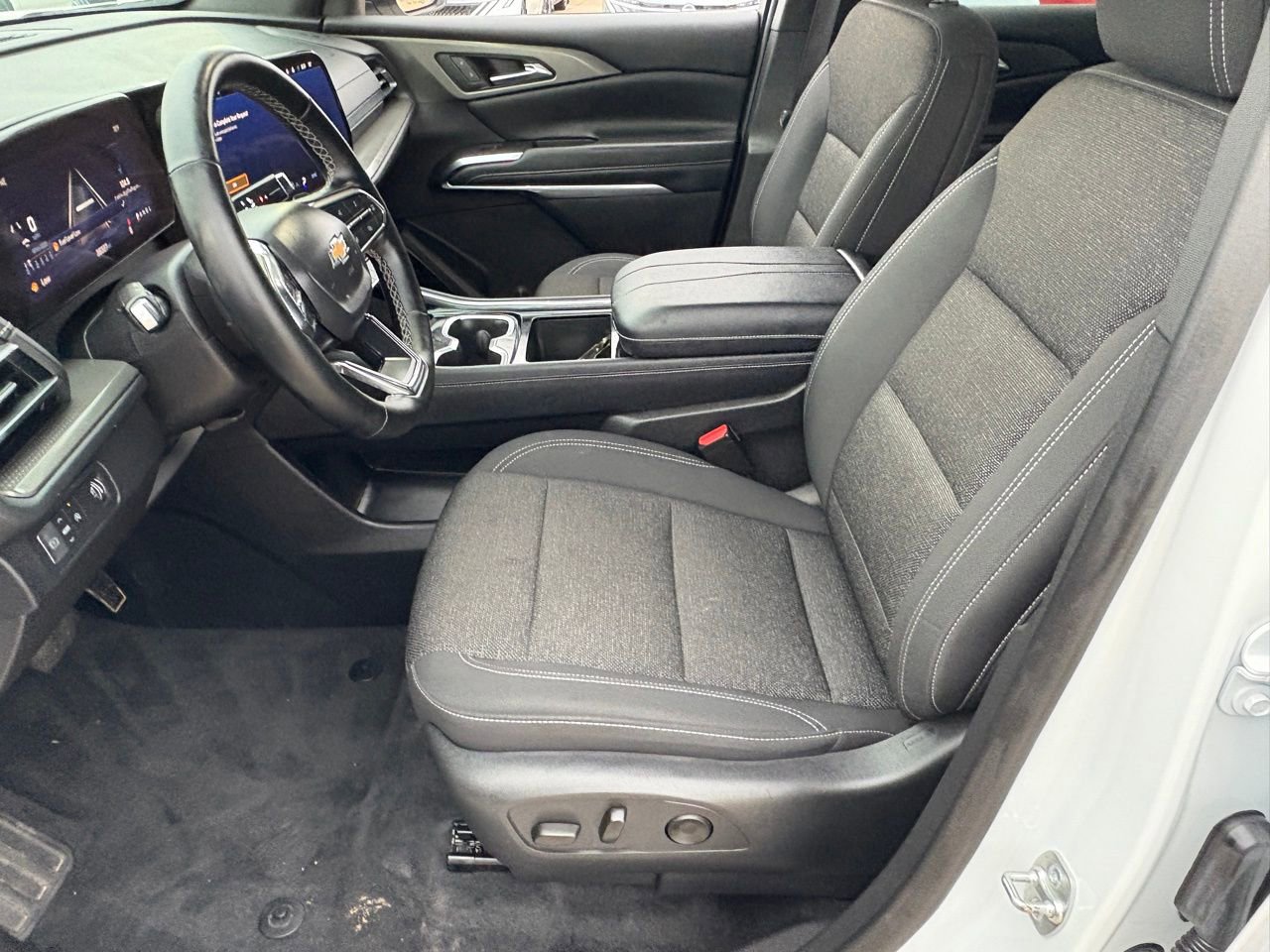 Used 2025 Chevrolet Traverse LT image 26