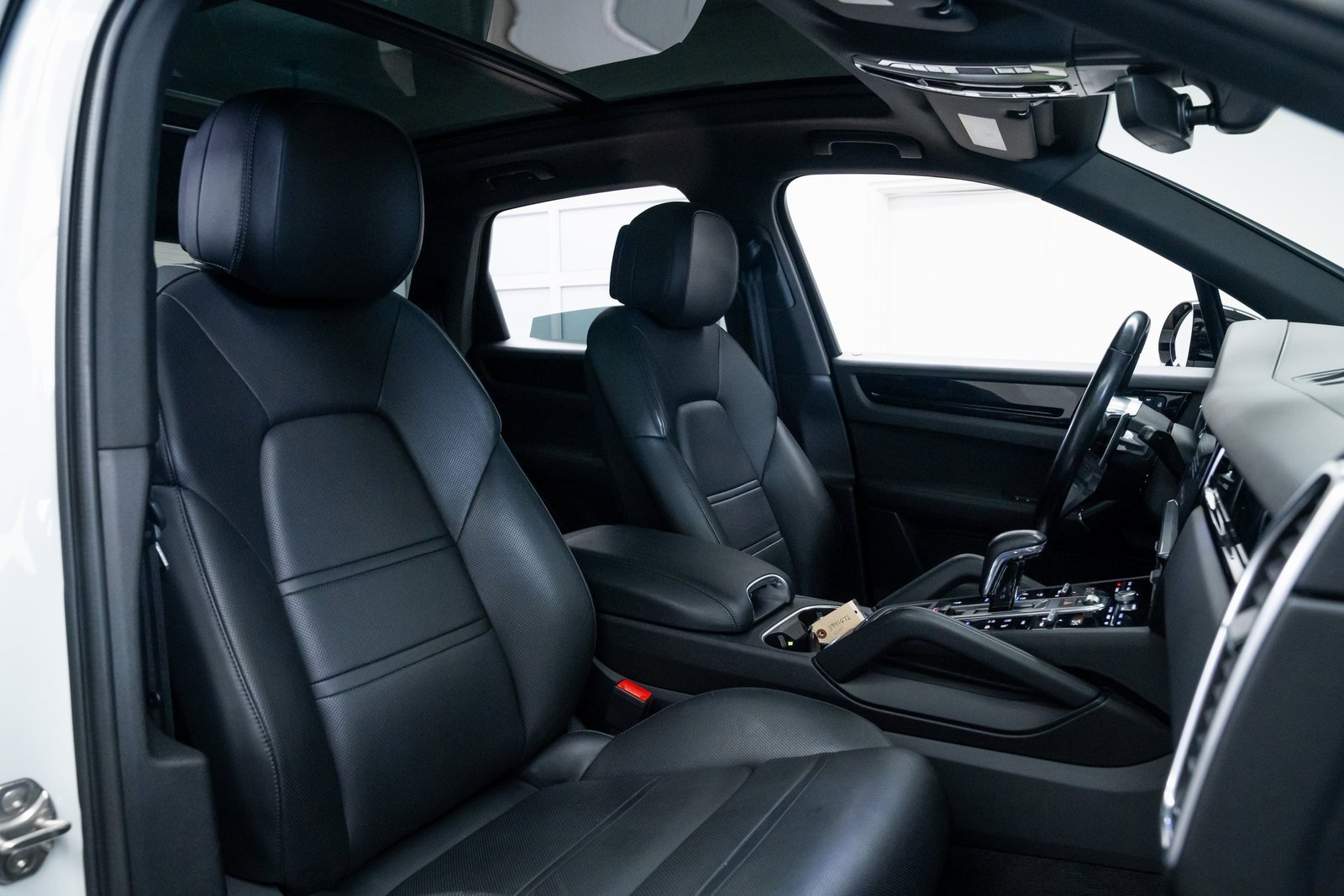 Used 2022 Porsche Cayenne Base w/ Premium Package image 25