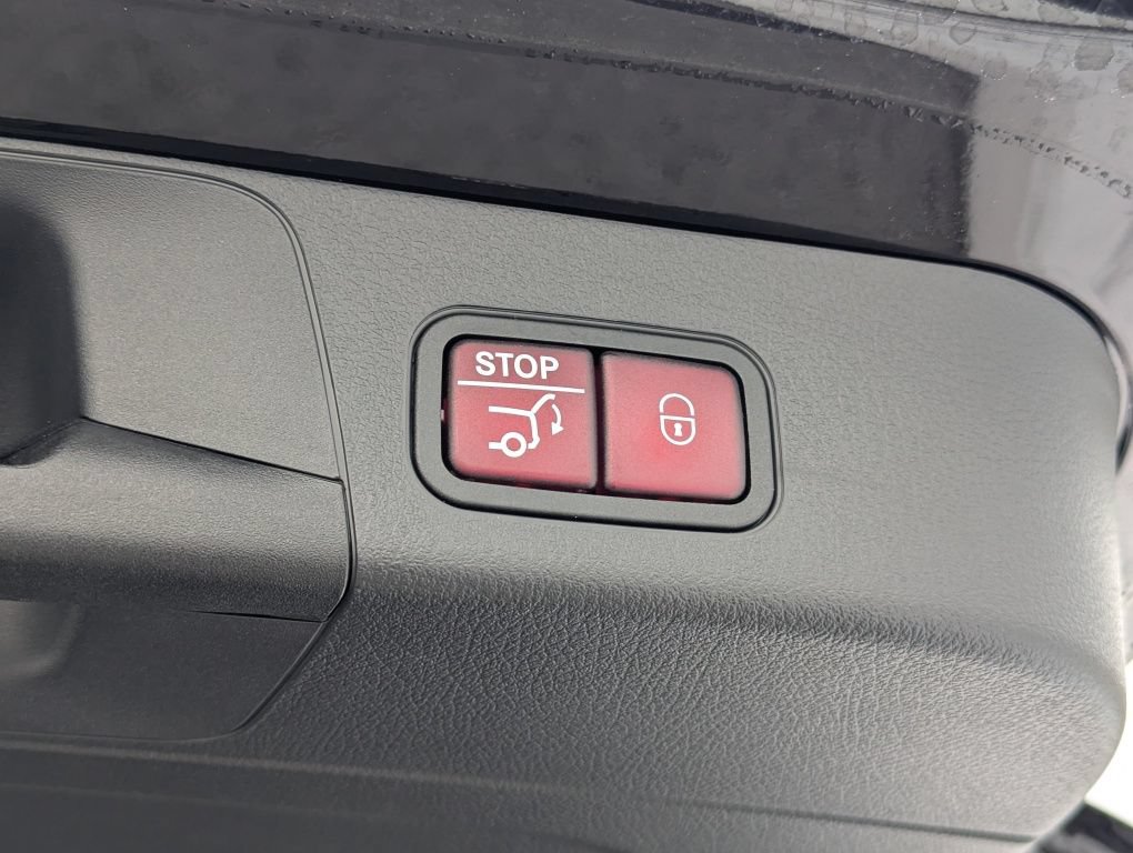 Used 2023 Mercedes-Benz EQB 300 4MATIC image 16