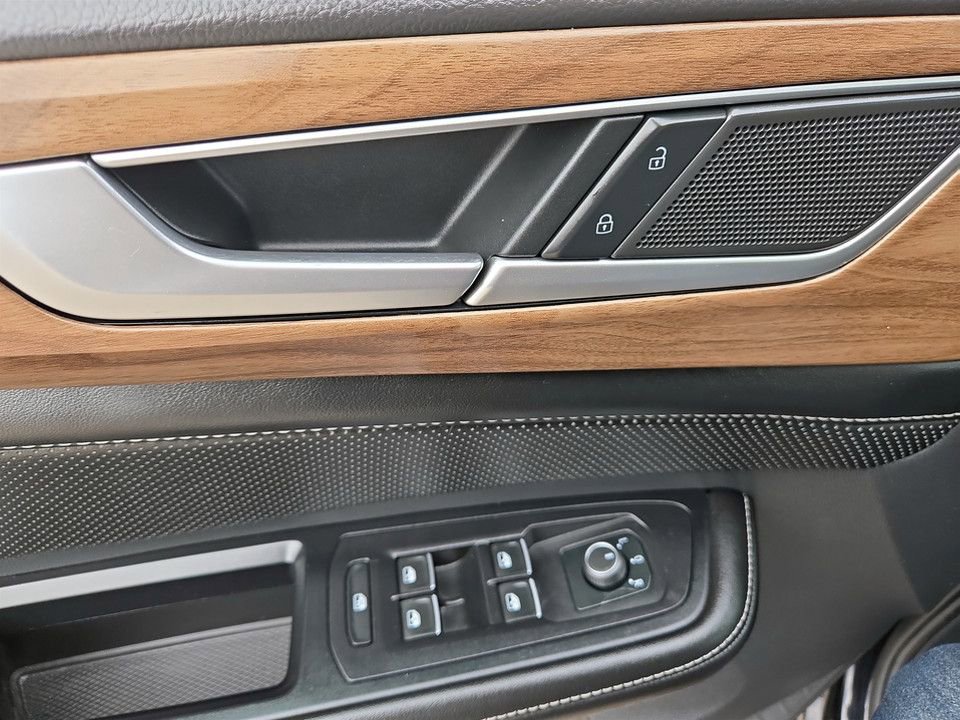 Used 2024 Volkswagen Atlas SE image 26