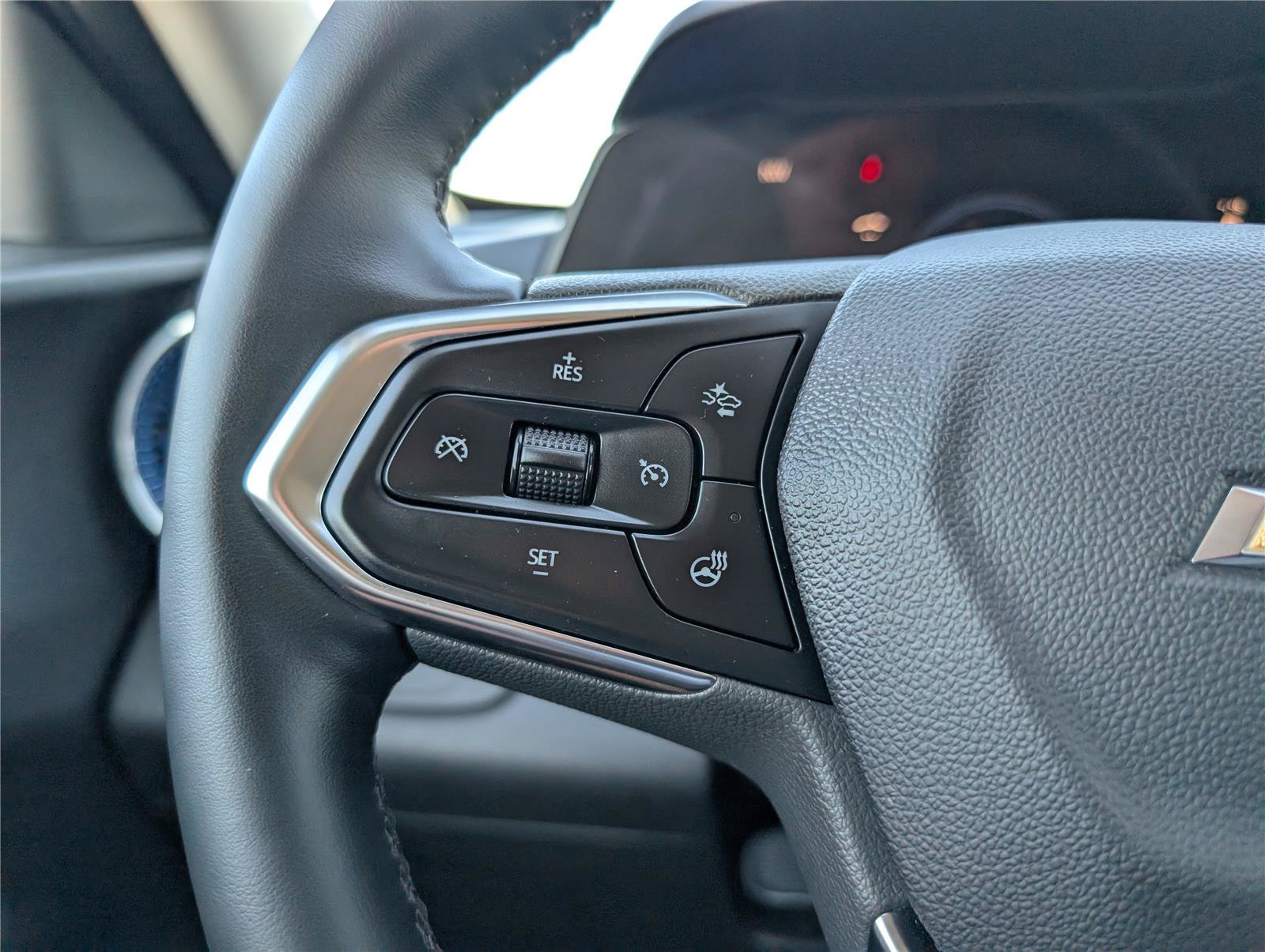 Used 2024 Chevrolet Trax LT w/ Driver Confidence Package FWD image 21