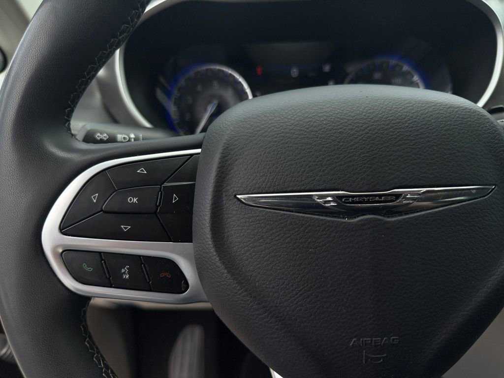 Certified 2023 Chrysler Pacifica Touring-L image 25