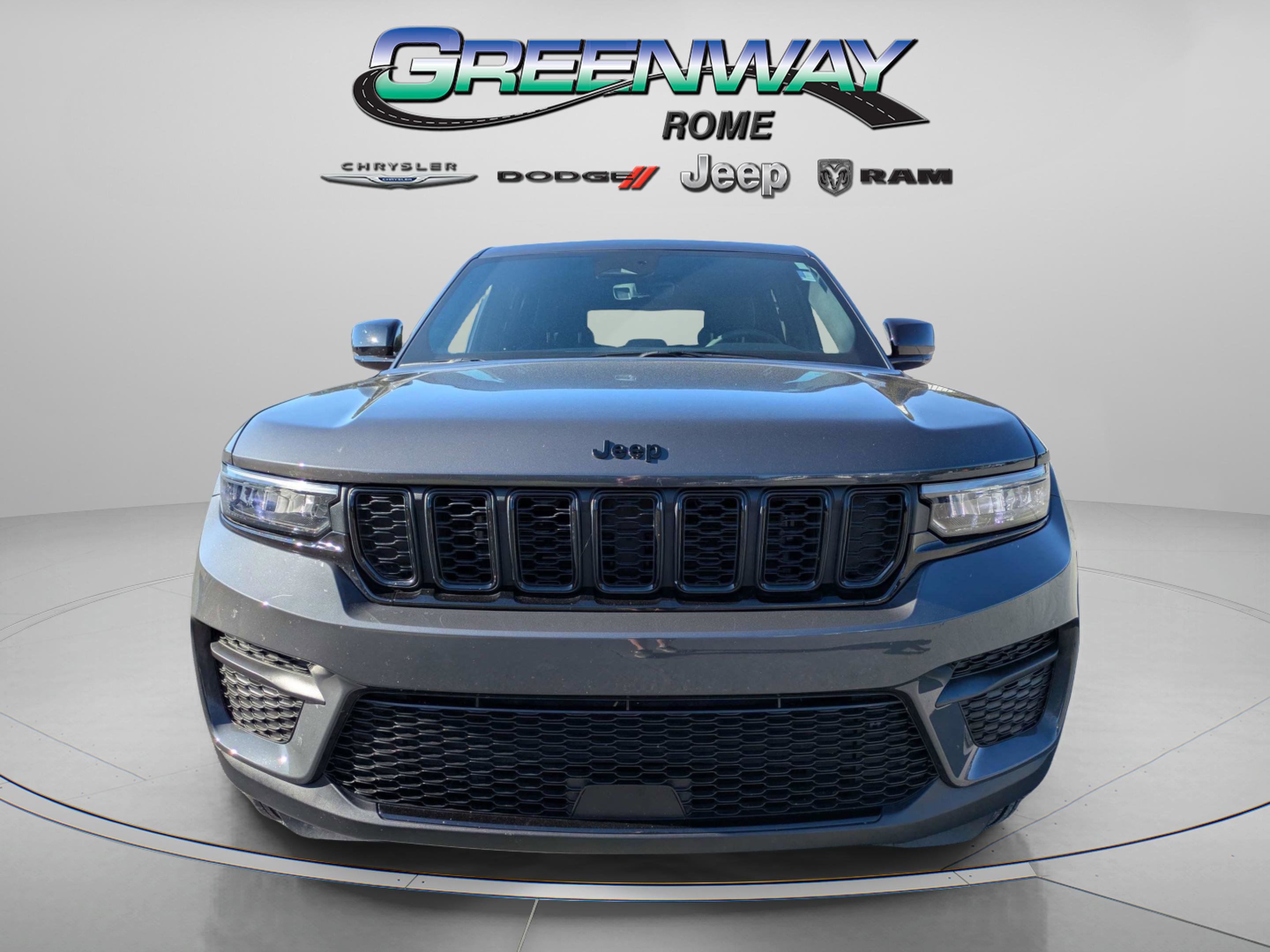Used 2025 Jeep Grand Cherokee Altitude RWD image 3