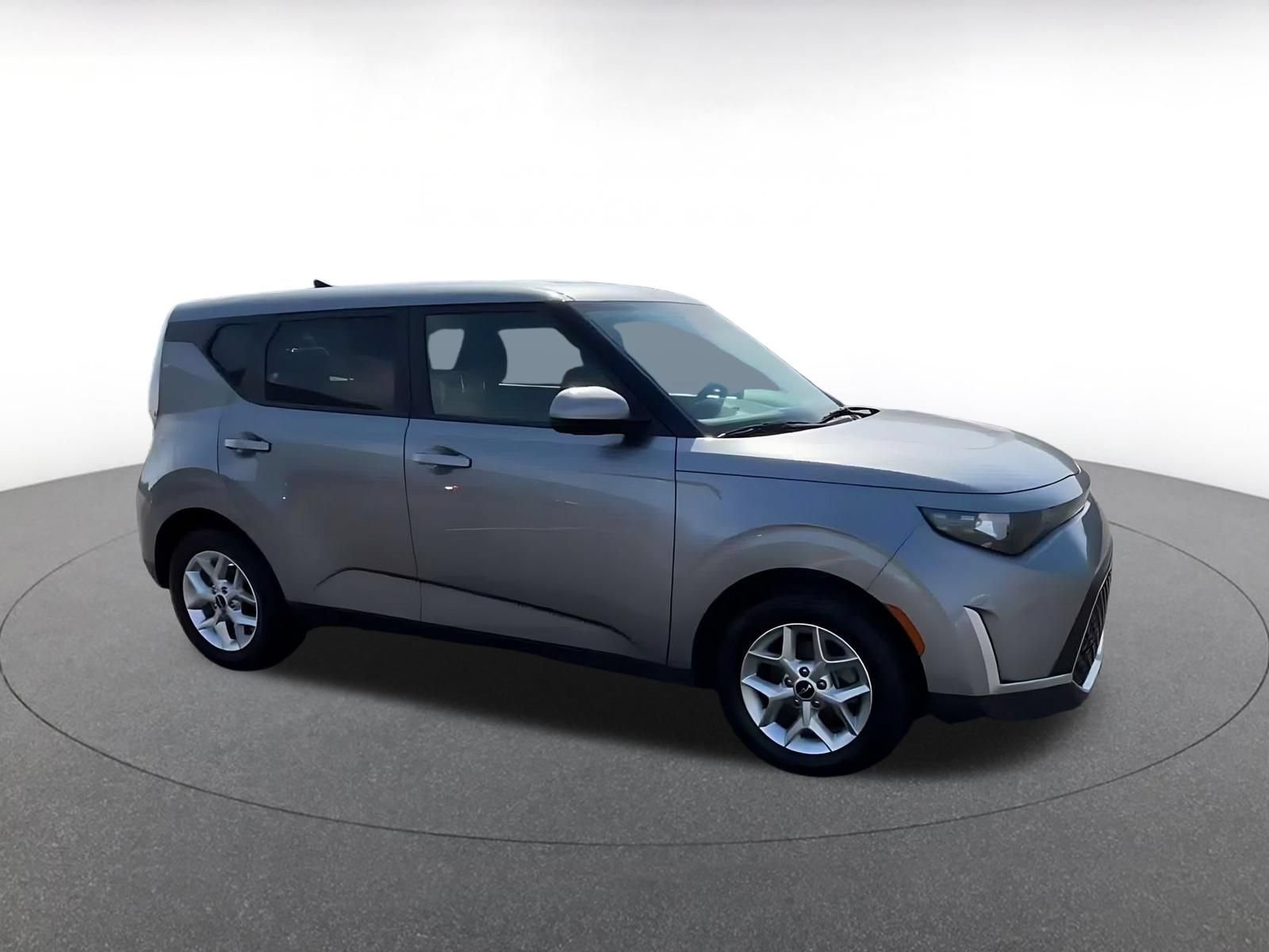 Used 2025 Kia Soul LX w/ LX Technology Package FWD image 2