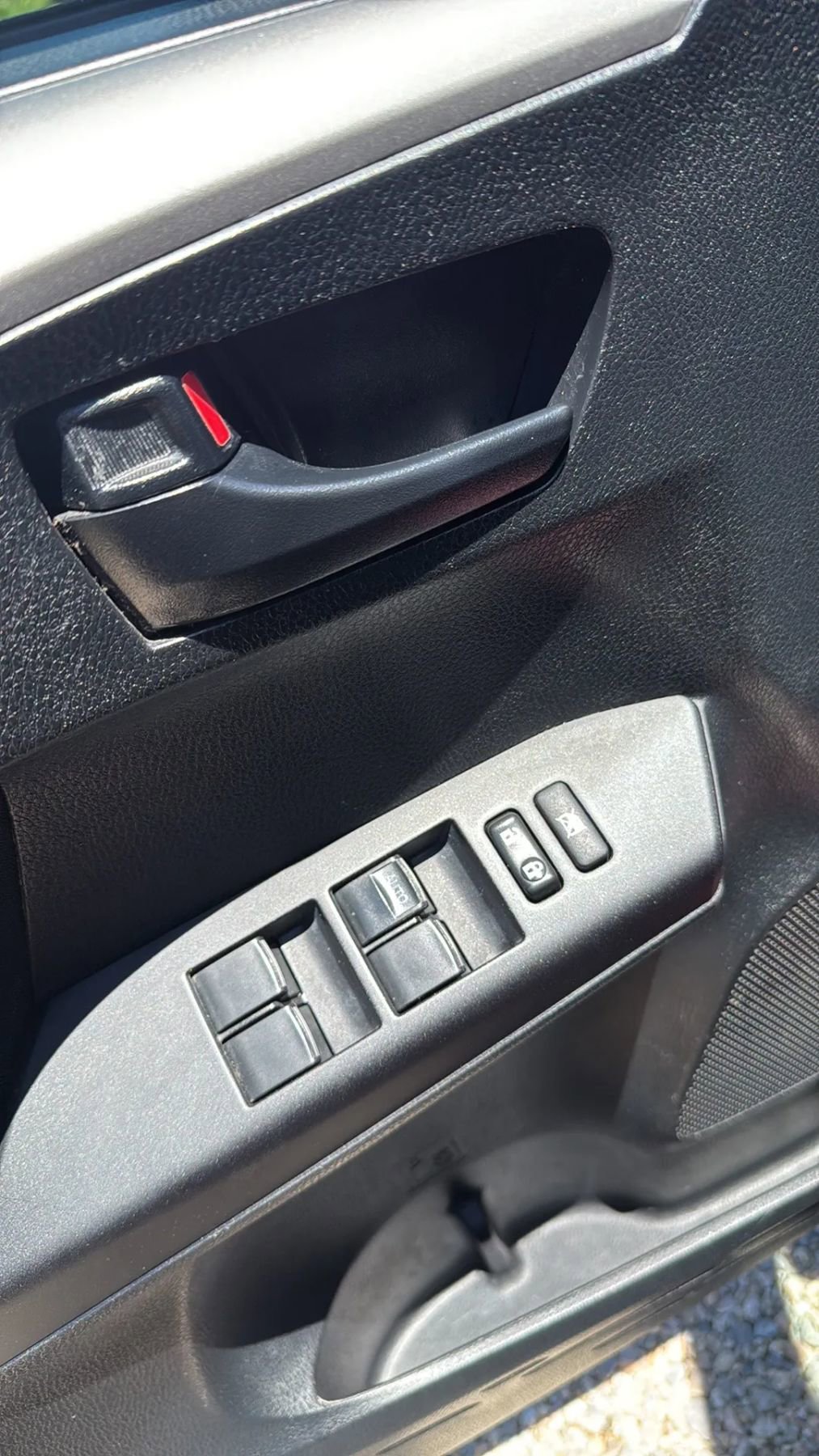 Used 2018 Toyota RAV4 LE FWD image 12