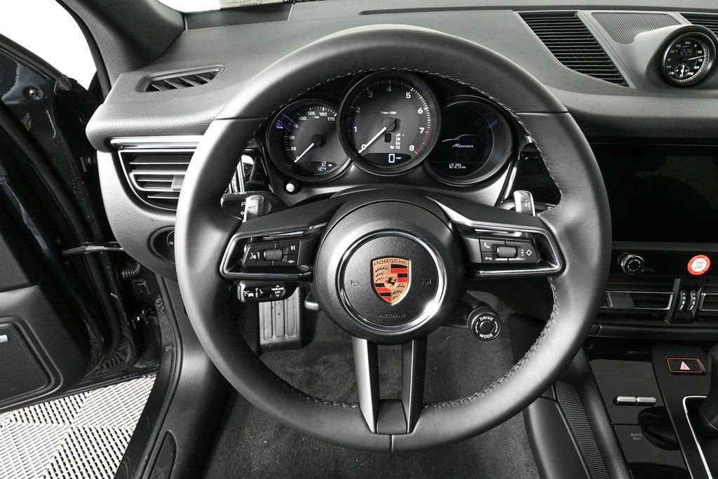 Certified 2026 Porsche Macan AWD/4WD image 9