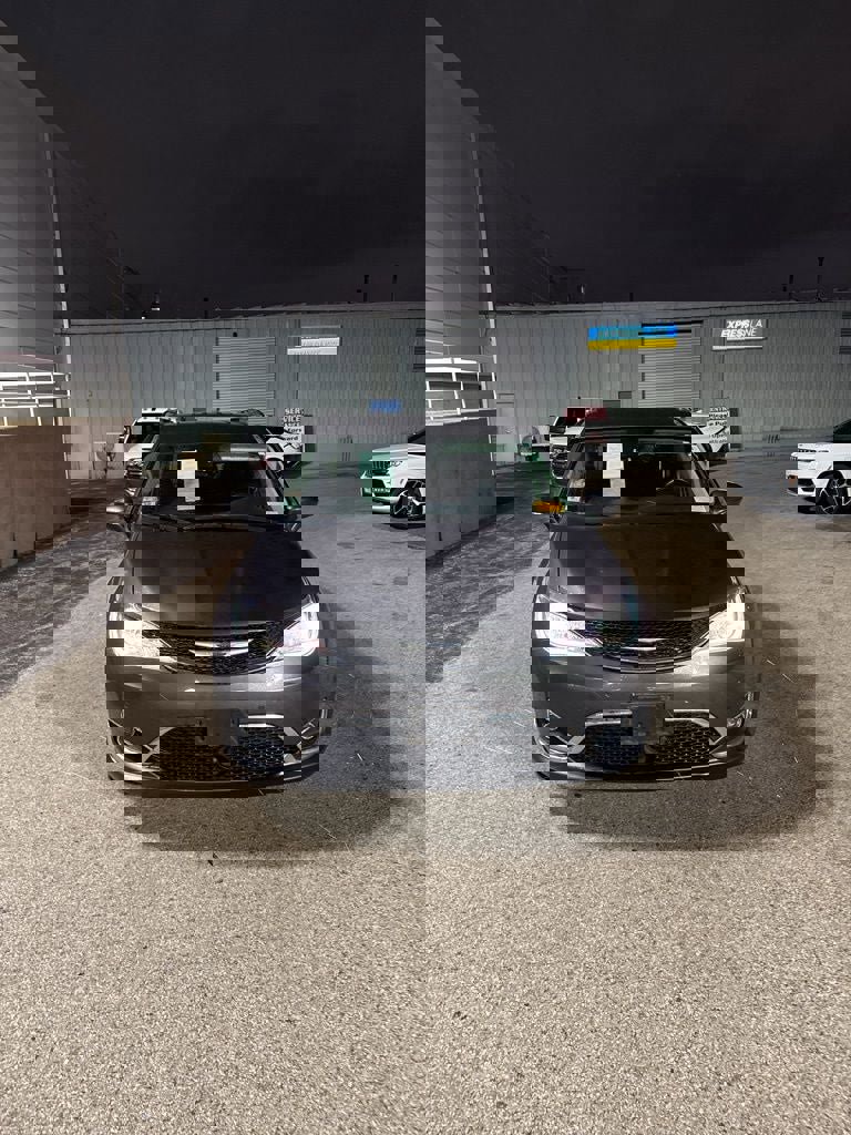 Used 2020 Chrysler Pacifica Touring-L Plus w/ Tire & Wheel Group image 8