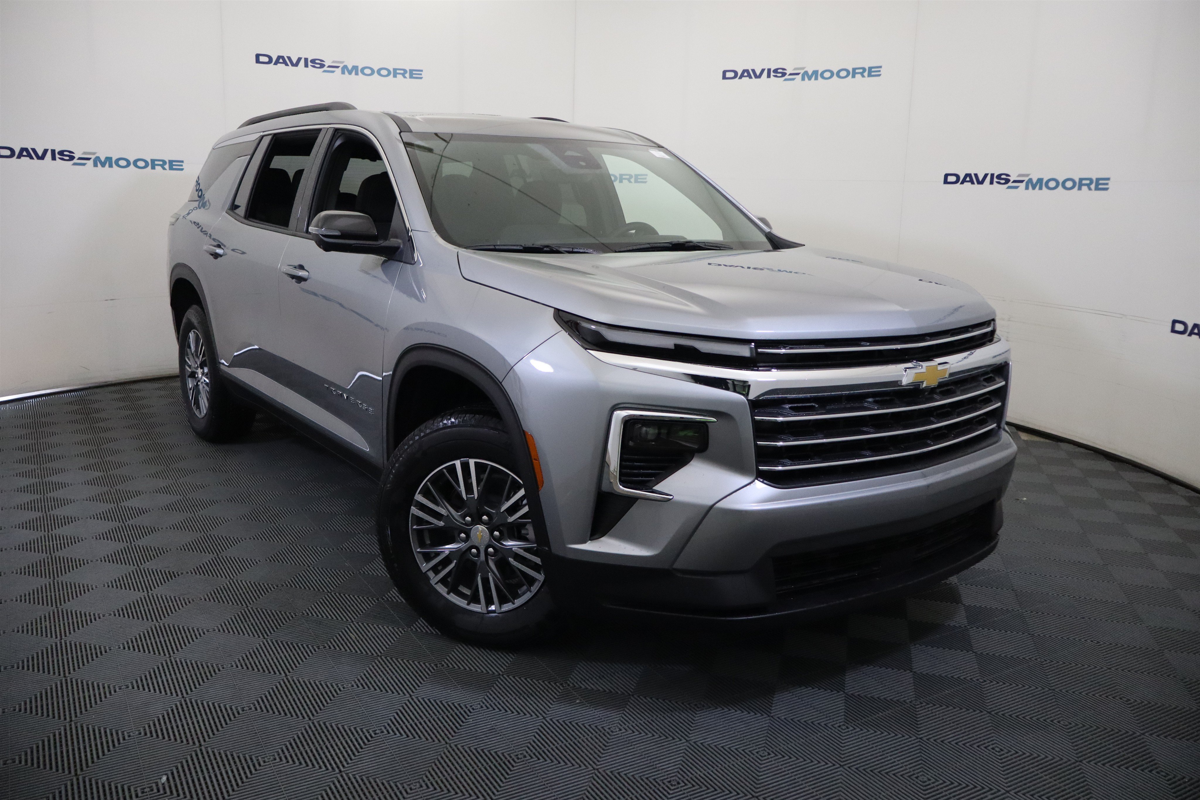 New 2026 Chevrolet Traverse LT w/ Driver Confidence Package FWD image 2