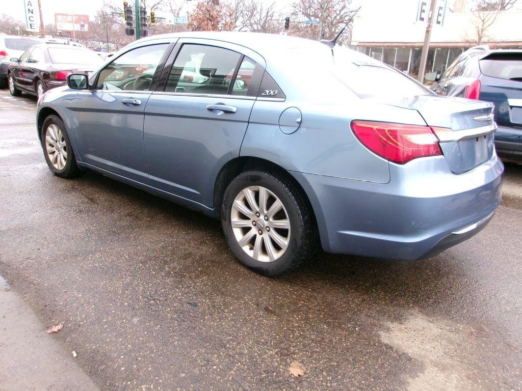 Used 2011 Chrysler 200 Touring FWD image 4