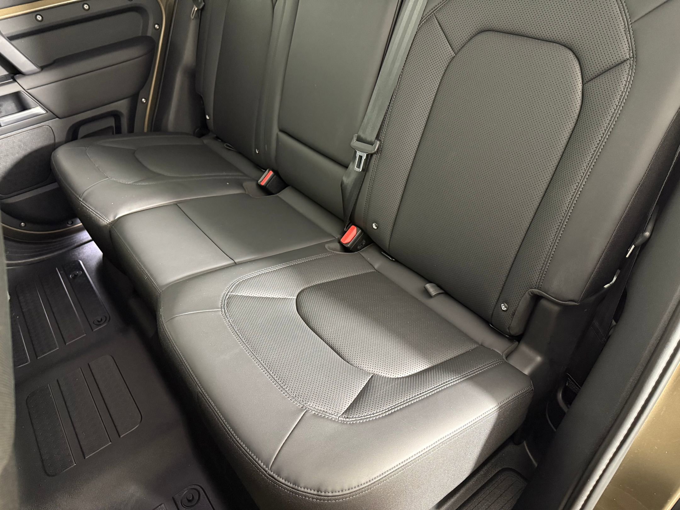 Used 2025 Land Rover Defender 110 S image 19