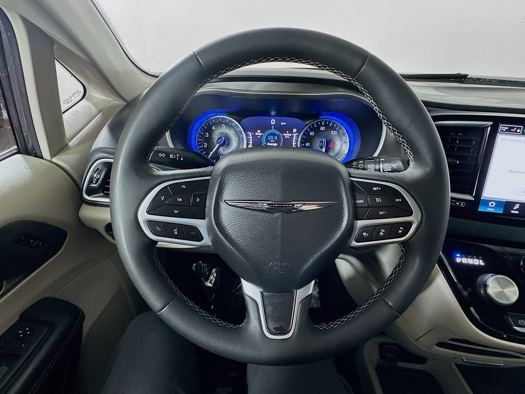 Used 2023 Chrysler Pacifica Touring-L FWD image 11