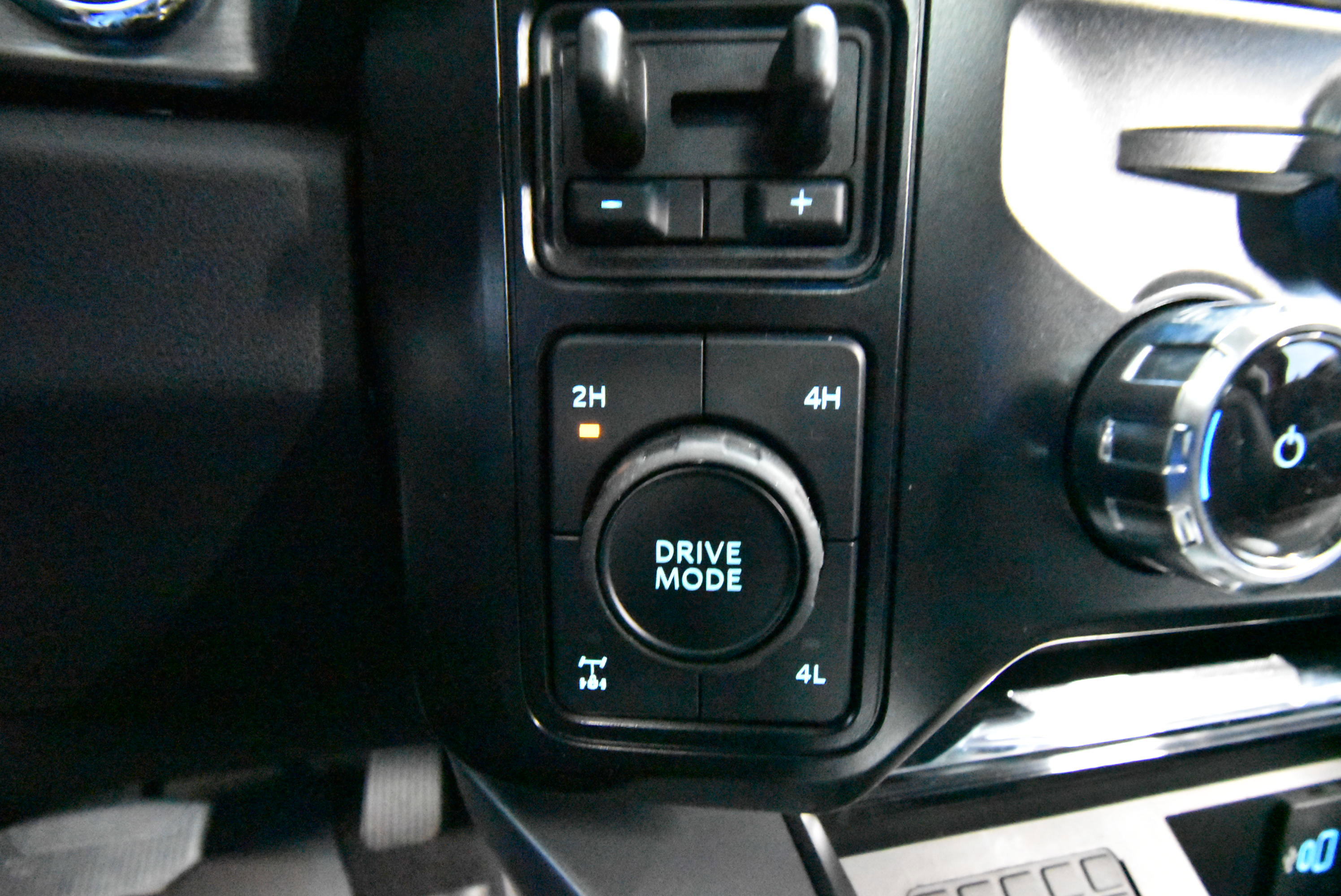 New 2025 Ford F350 Lariat w/ Lariat Ultimate Package image 16