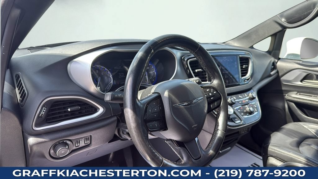 Used 2020 Chrysler Pacifica Touring-L w/ Premium Audio Group FWD image 31
