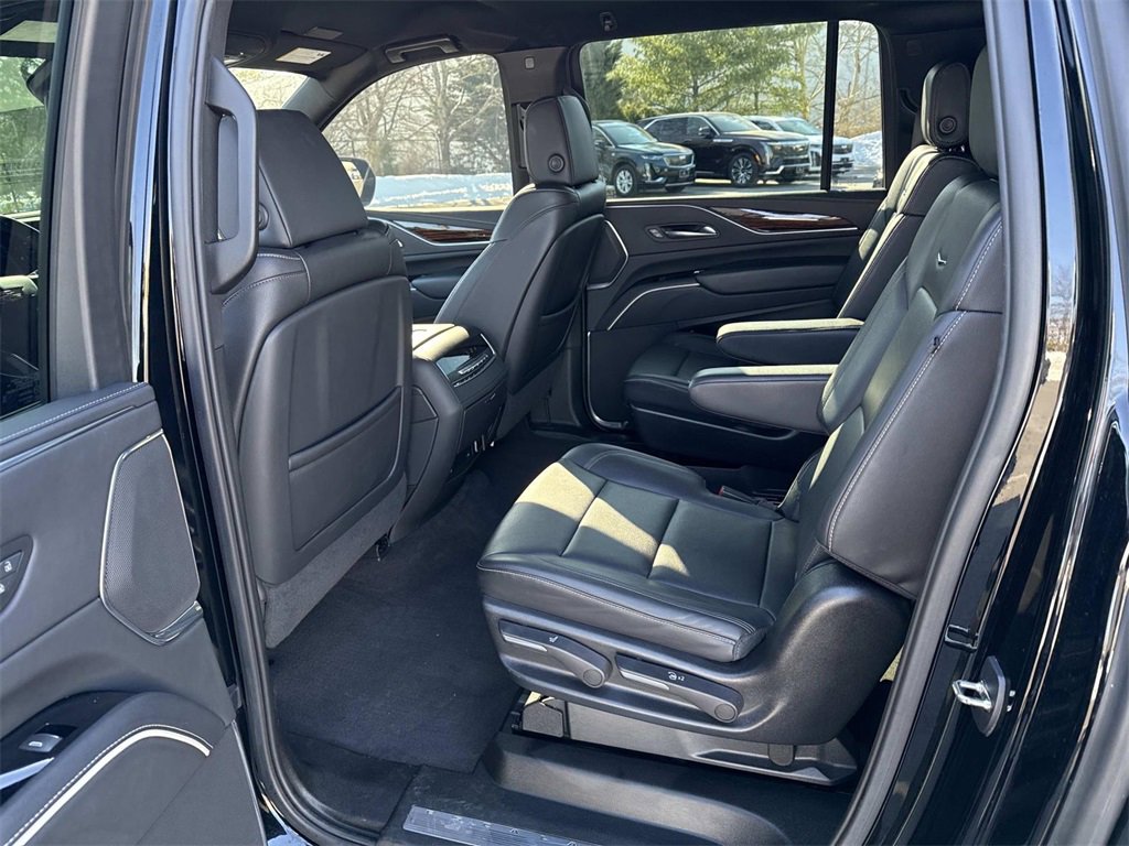 Used 2023 Cadillac Escalade ESV Luxury image 18