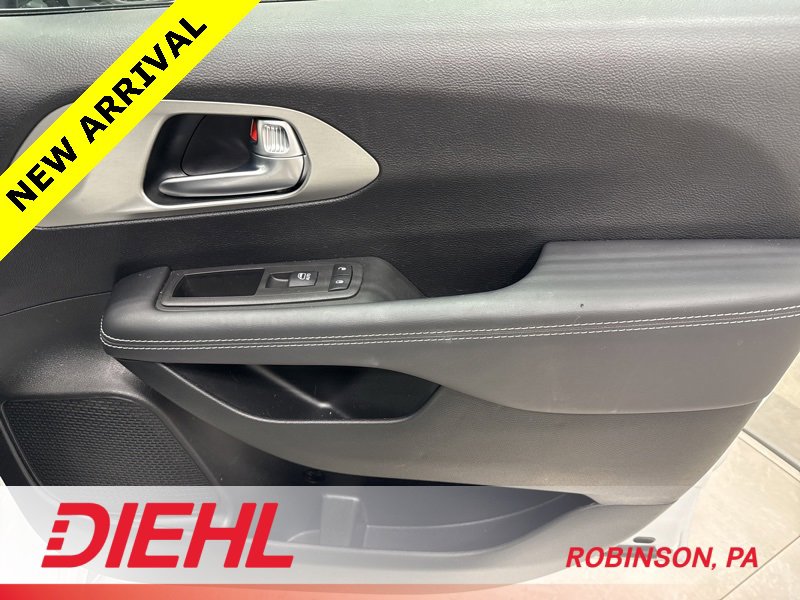 Used 2023 Chrysler Pacifica Limited w/ S Appearance Package image 16