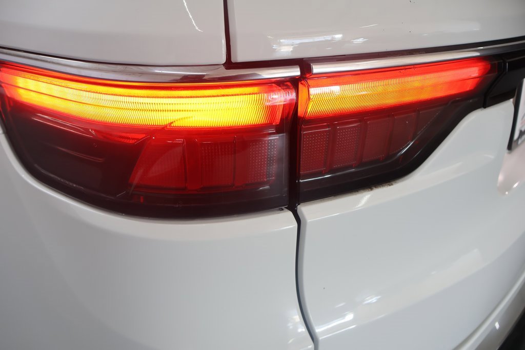 Used 2024 Jeep Wagoneer Series II w/ Flexible Seating Group image 32