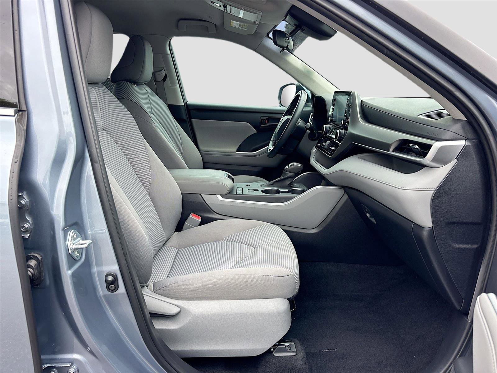 Used 2021 Toyota Highlander LE image 31