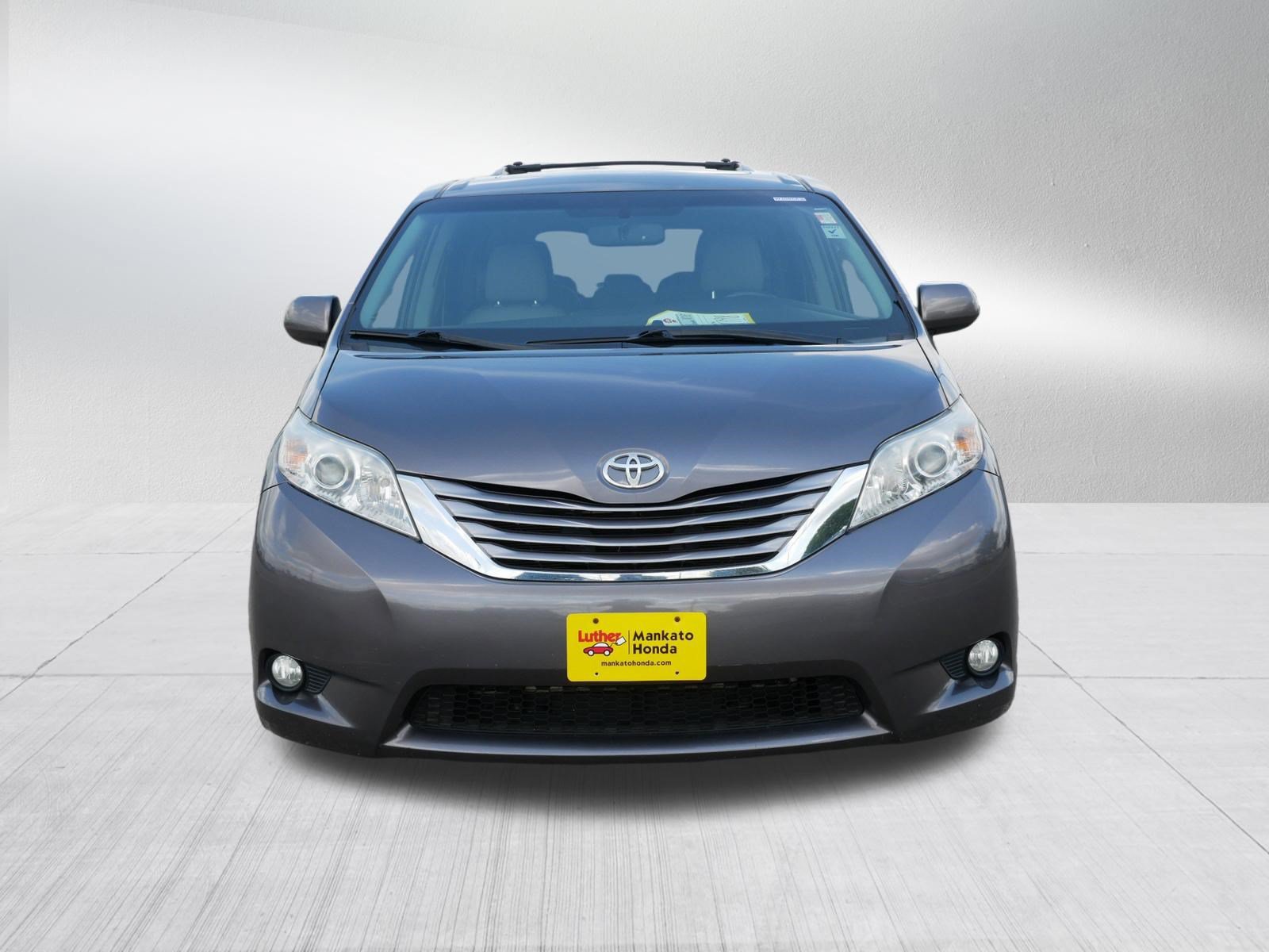 Used 2015 Toyota Sienna XLE w/ XLE Navigation Package FWD image 2