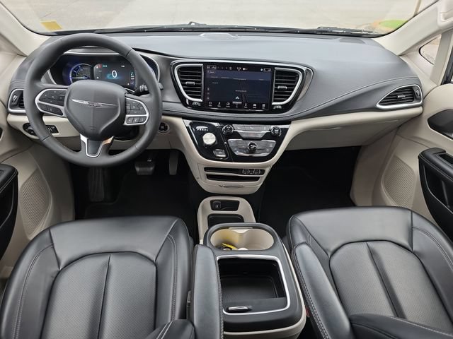 Used 2024 Chrysler Pacifica Limited FWD image 13