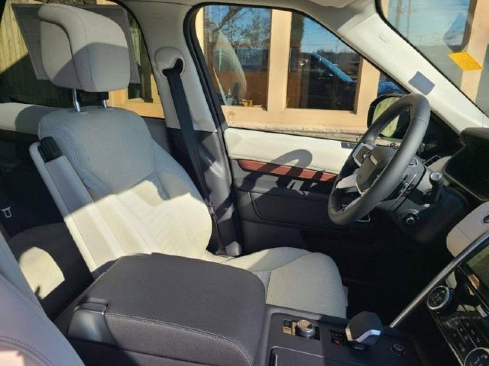 Certified 2024 Land Rover Discovery S image 23