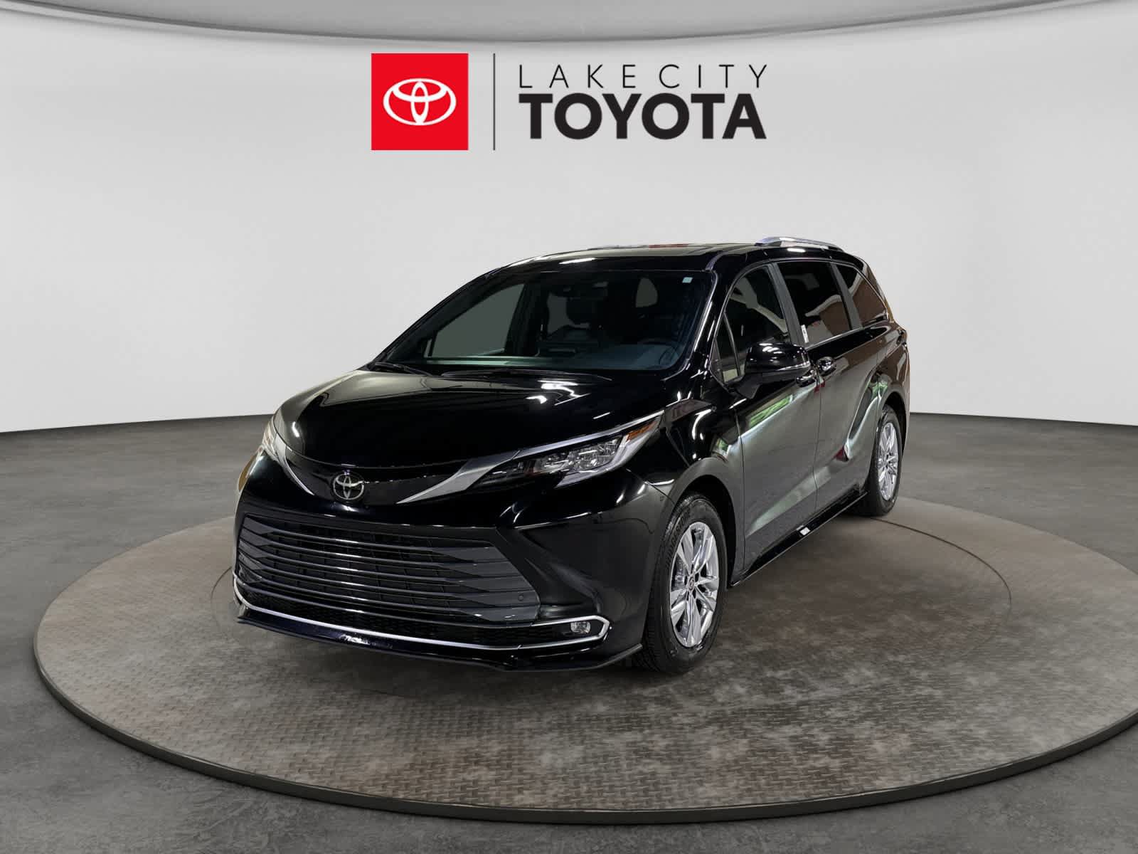 Used 2026 Toyota Sienna Limited FWD image 1