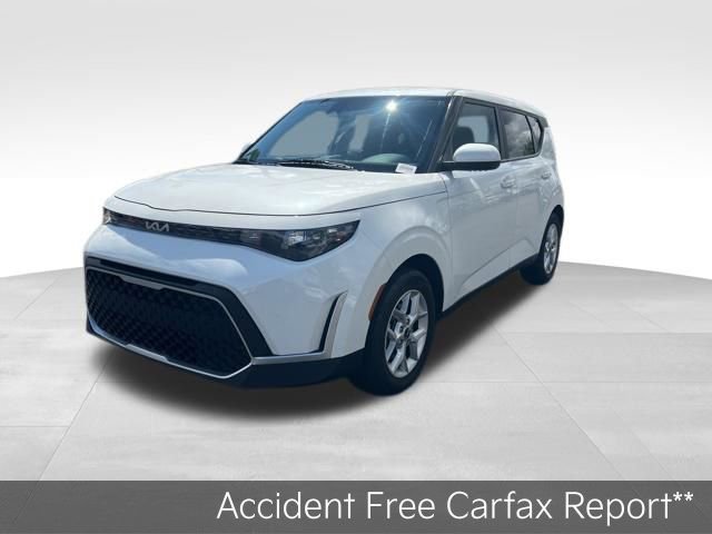 Certified 2025 Kia Soul LX w/ LX Technology Package FWD image 4