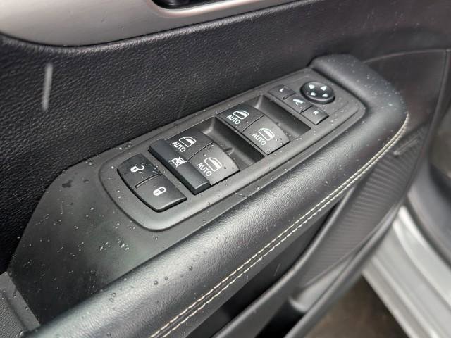 Used 2021 Chrysler Pacifica Limited w/ Uconnect Theater Family Group image 16