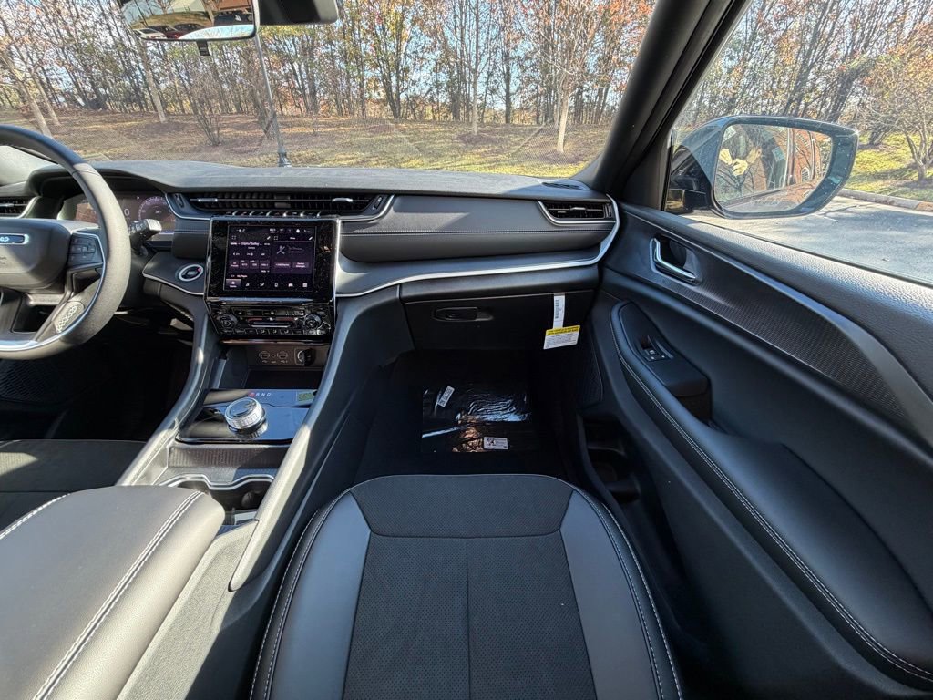 New 2025 Jeep Grand Cherokee L Laredo image 15