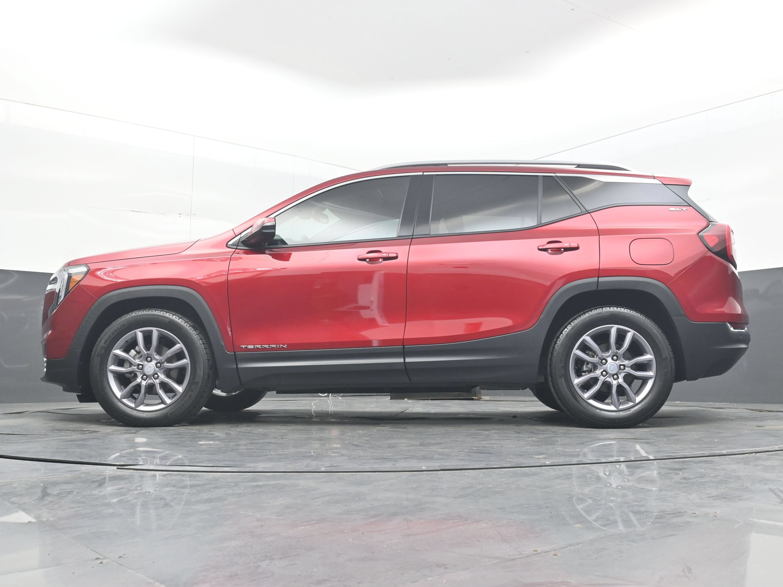 Used 2023 GMC Terrain SLT w/ Tech Package FWD image 28