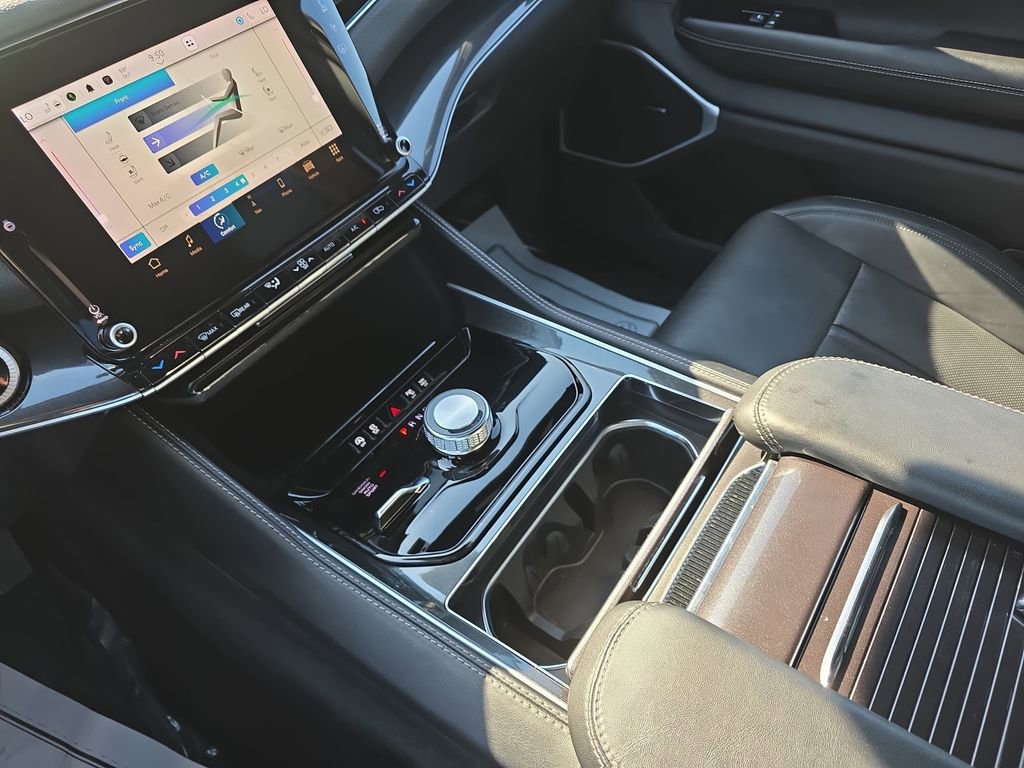 Used 2024 Jeep Wagoneer 4WD image 30