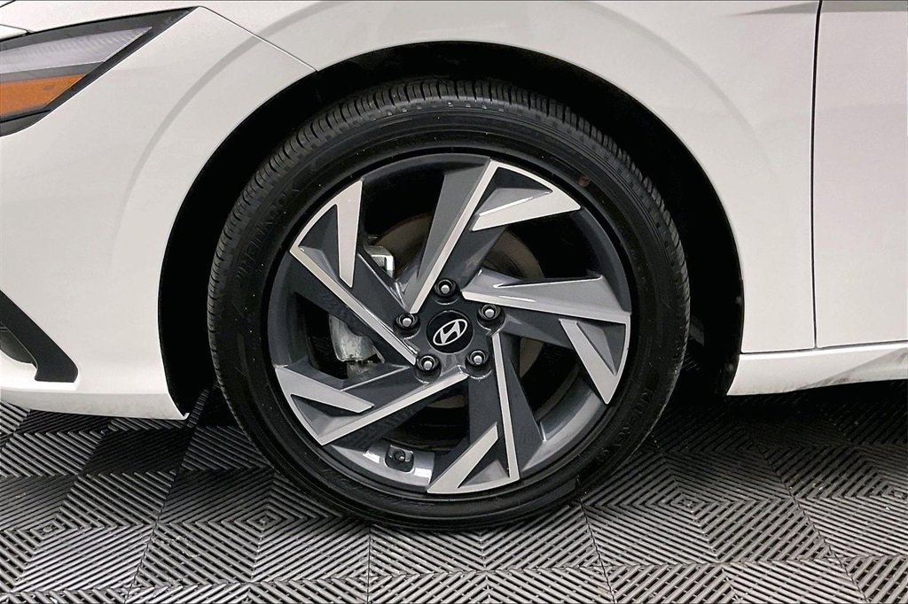 Certified 2025 Hyundai Elantra SEL image 7