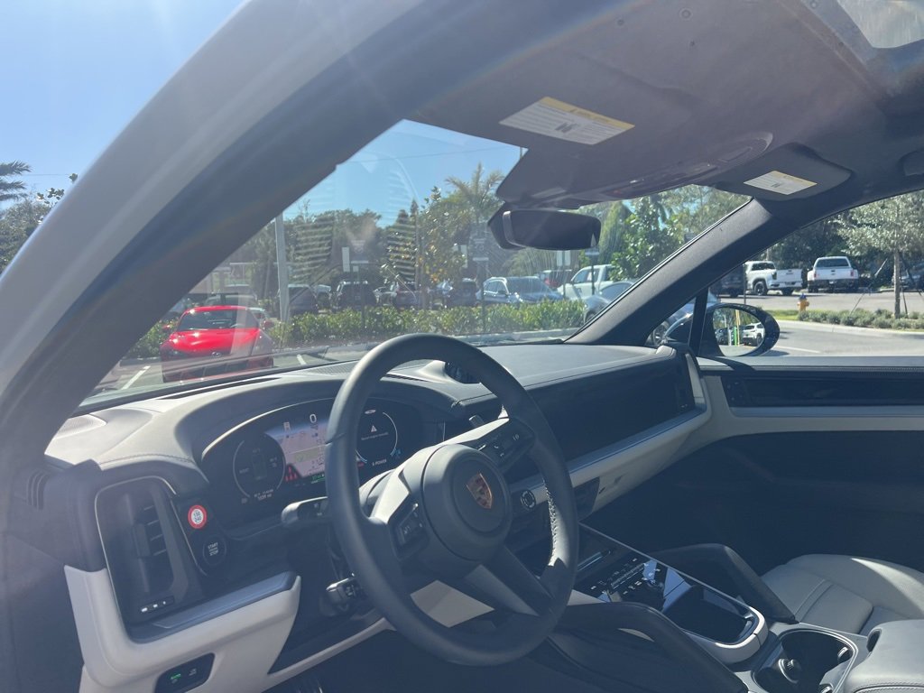 Used 2024 Porsche Cayenne S image 31