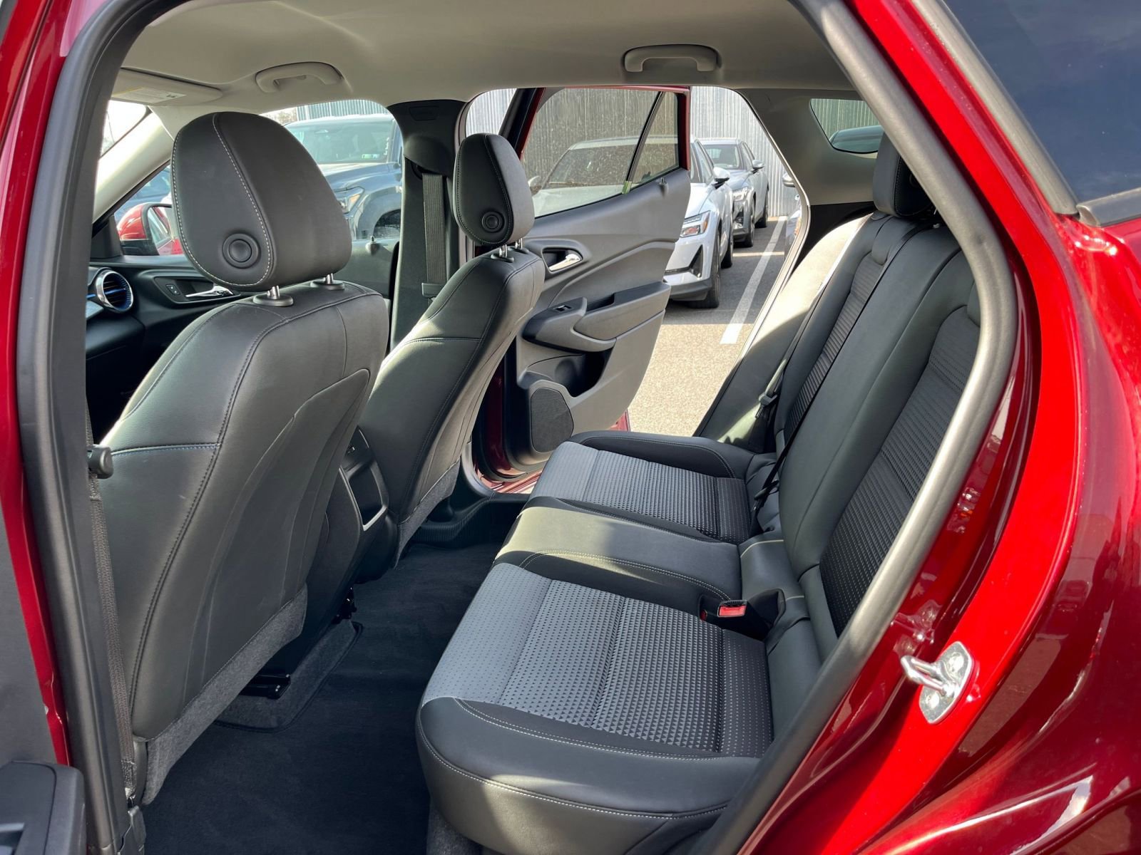 Used 2025 Chevrolet Trax LT w/ LT Convenience Package image 25