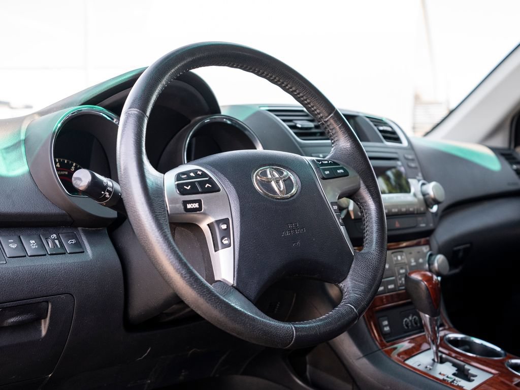 Used 2012 Toyota Highlander Limited w/ Tow Pkg AWD/4WD image 25