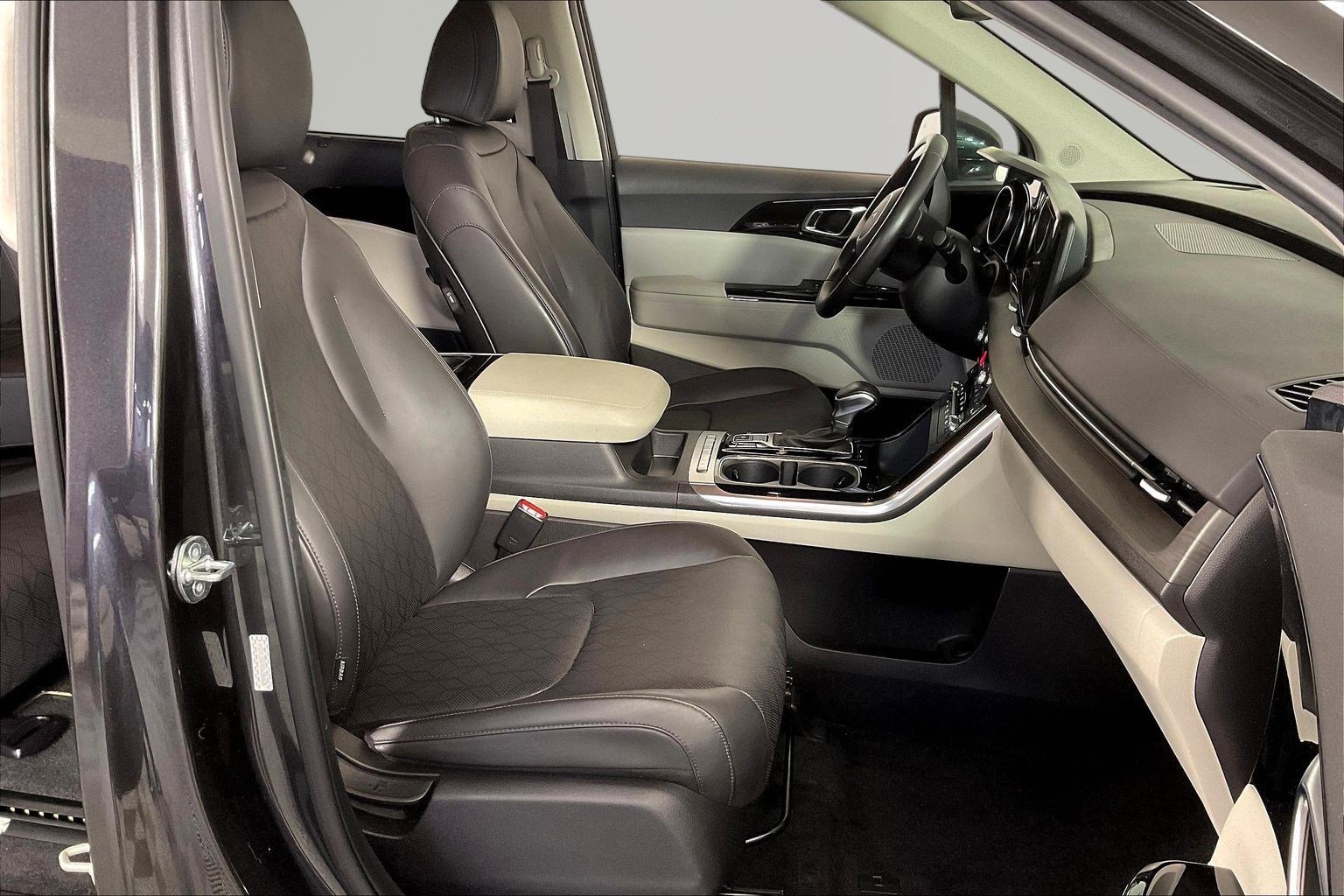 Used 2024 Kia Carnival EX FWD image 29