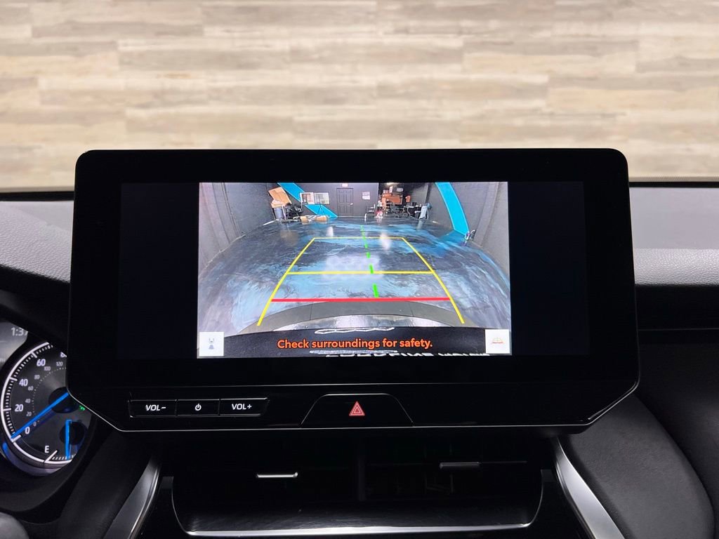 Used 2024 Toyota Venza XLE image 9