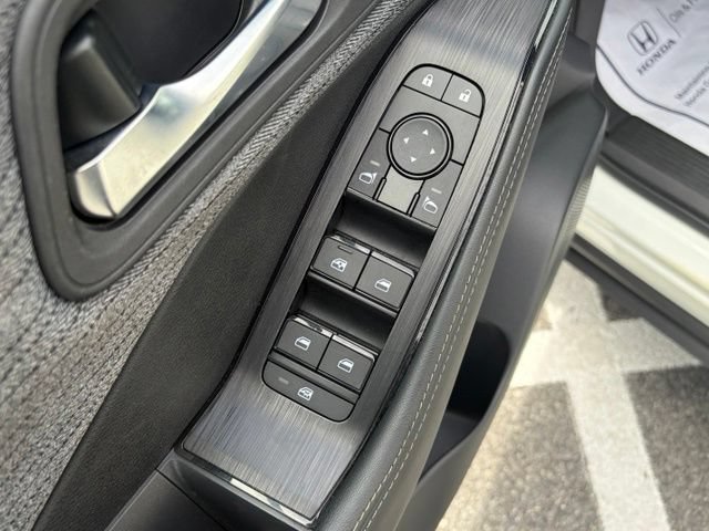 Used 2023 Nissan Rogue SV AWD/4WD image 12