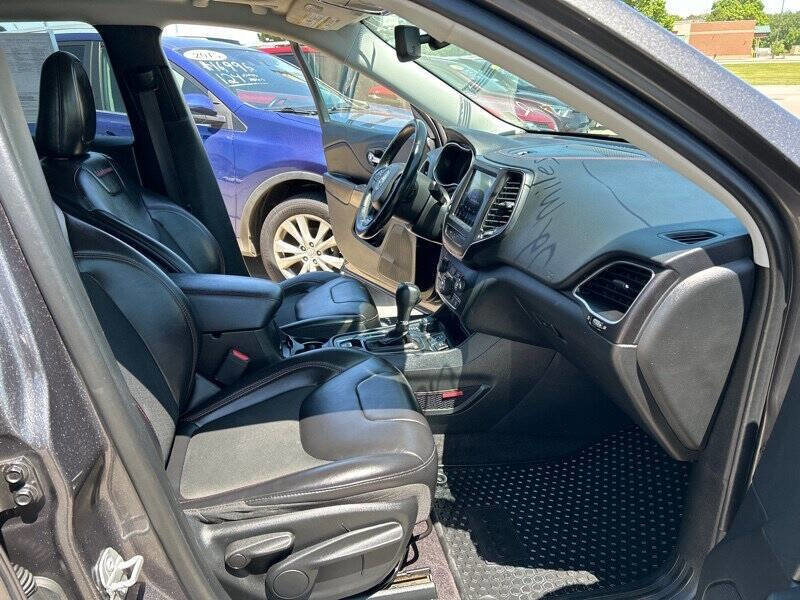 Used 2019 Jeep Cherokee Trailhawk w/ Comfort/Convenience Group image 19