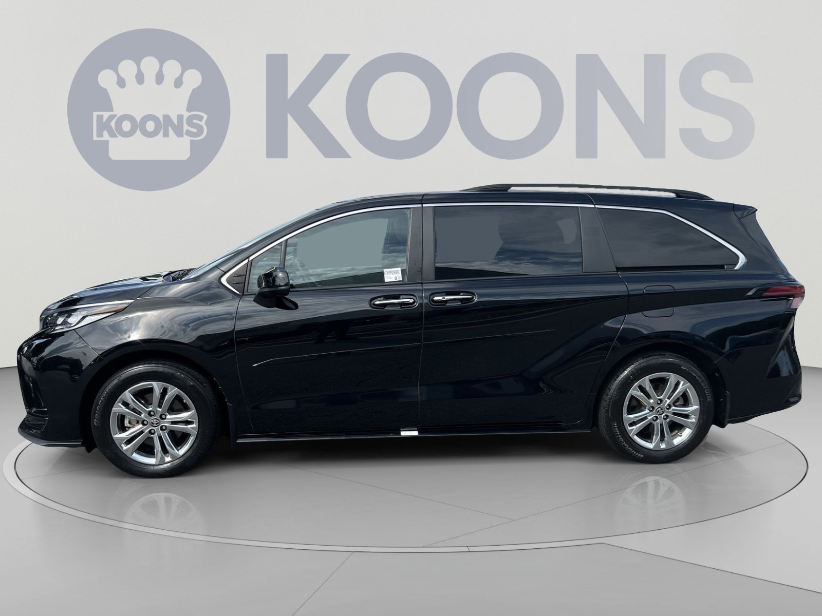 Used 2023 Toyota Sienna XSE w/ XSE Plus Package AWD/4WD image 2