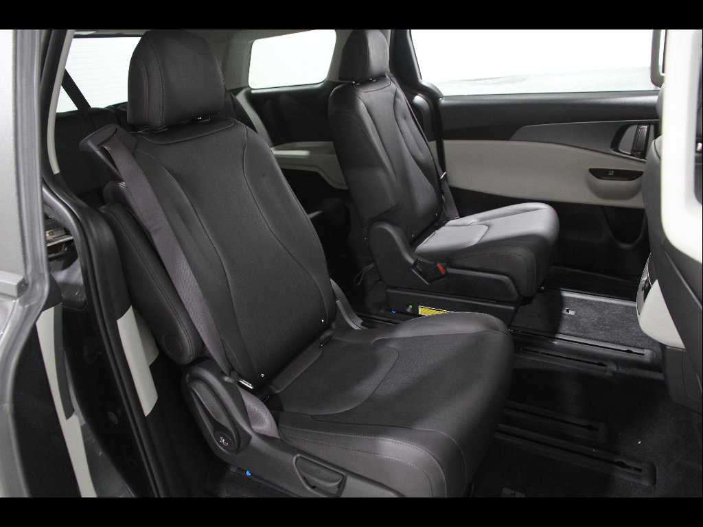 Used 2024 Kia Carnival LX image 40