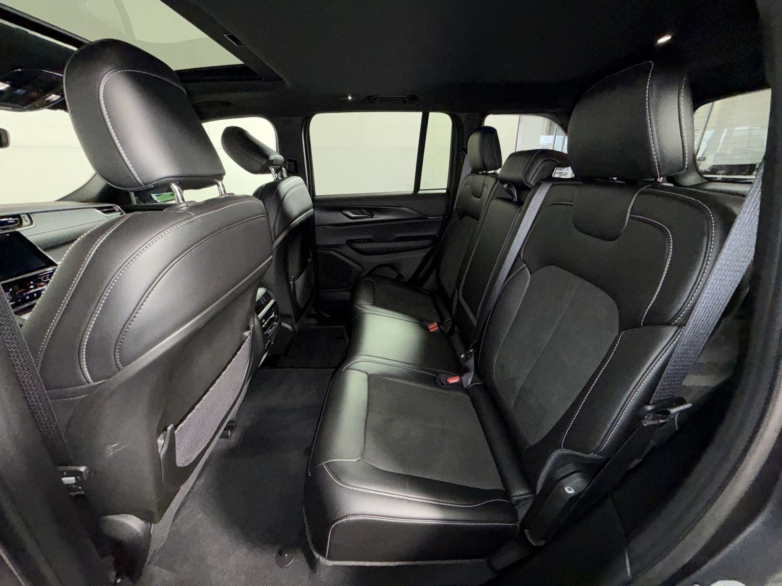 Used 2025 Jeep Grand Cherokee 4WD image 24