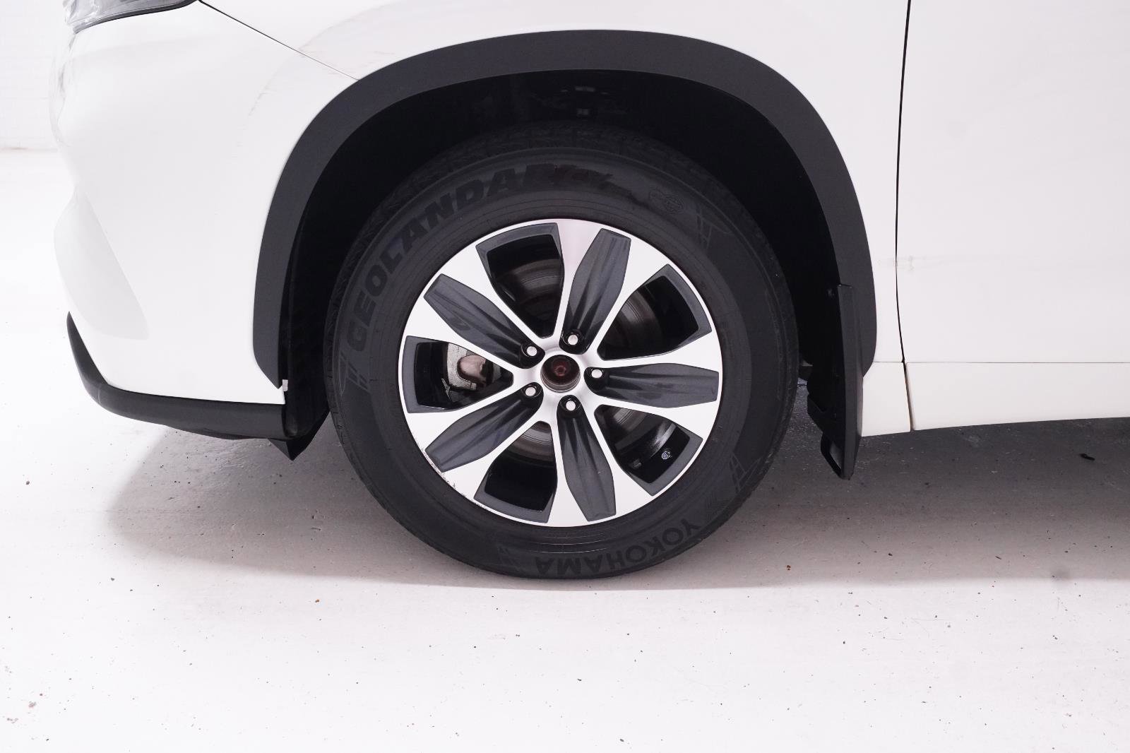 Used 2020 Toyota Highlander XLE FWD image 12