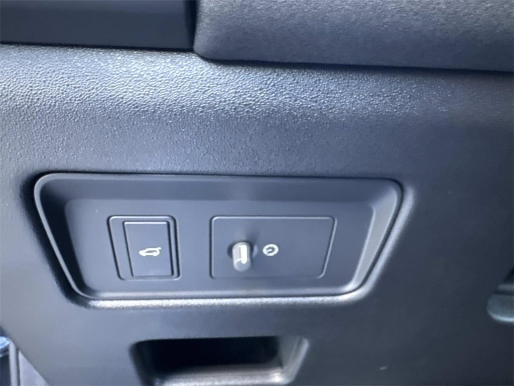 Used 2025 Land Rover Discovery S image 28