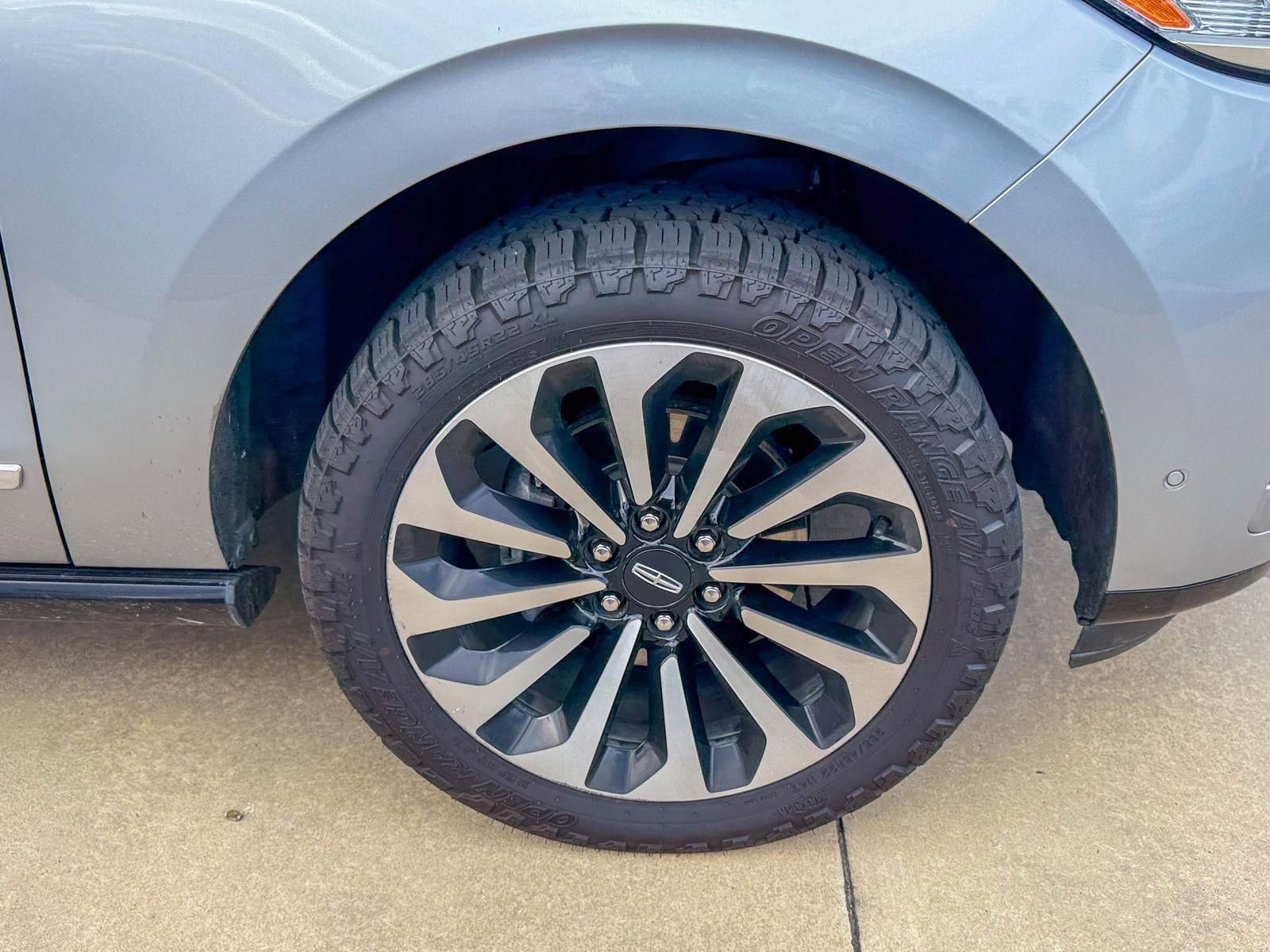 Used 2022 Lincoln Navigator Reserve image 4