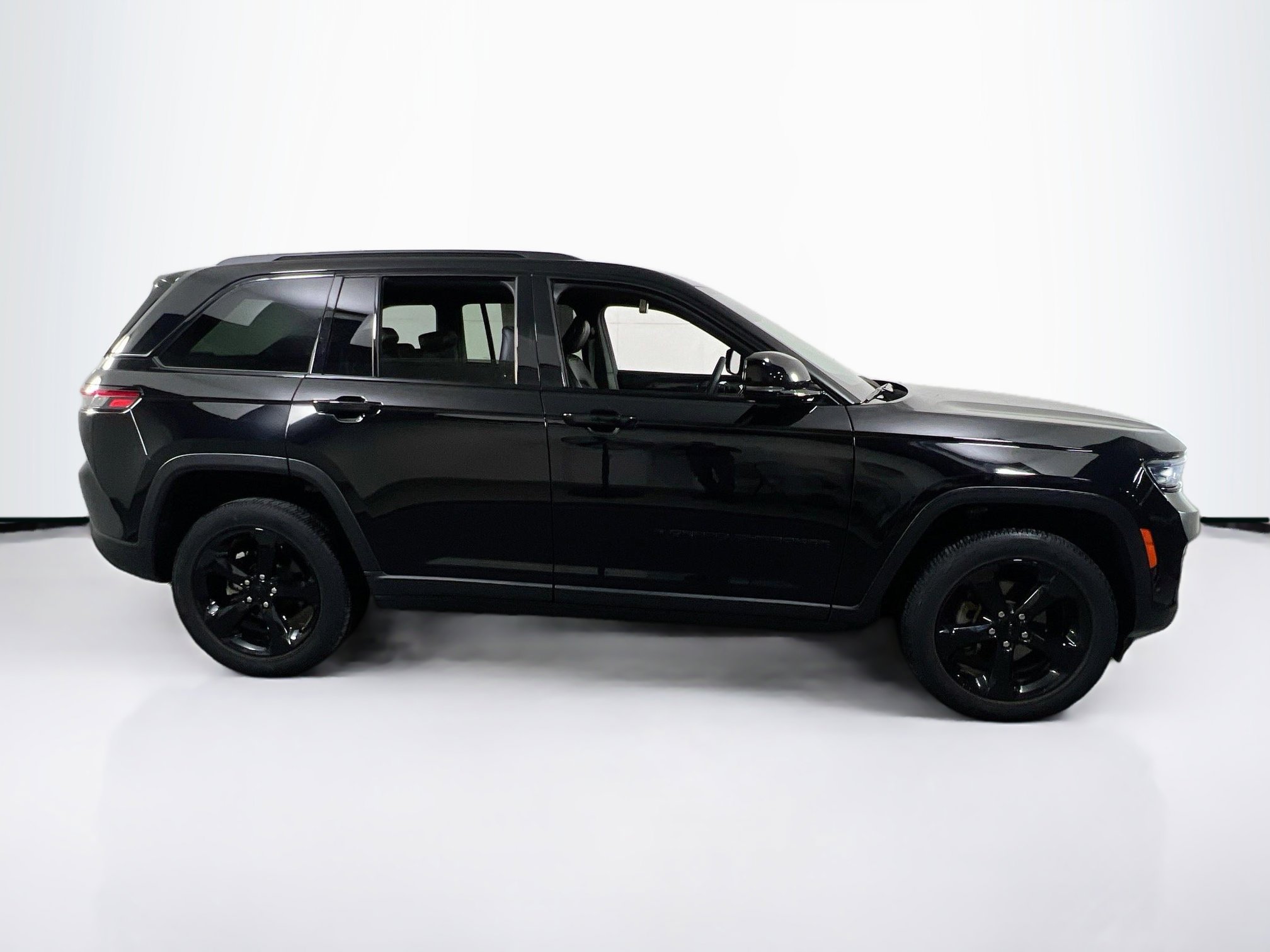 Used 2023 Jeep Grand Cherokee Altitude AWD/4WD image 4