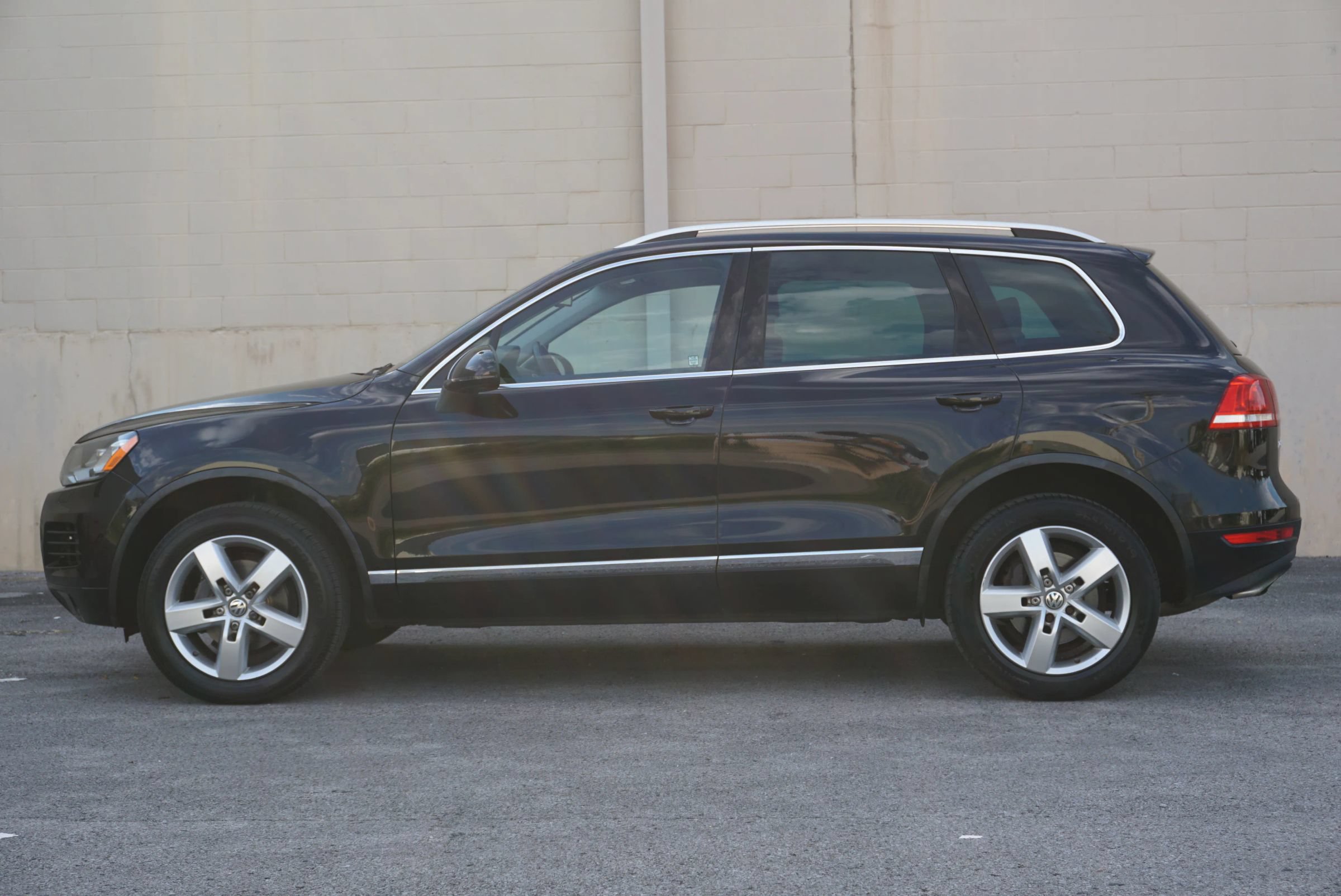 Used 2014 Volkswagen Touareg Sport AWD/4WD image 8