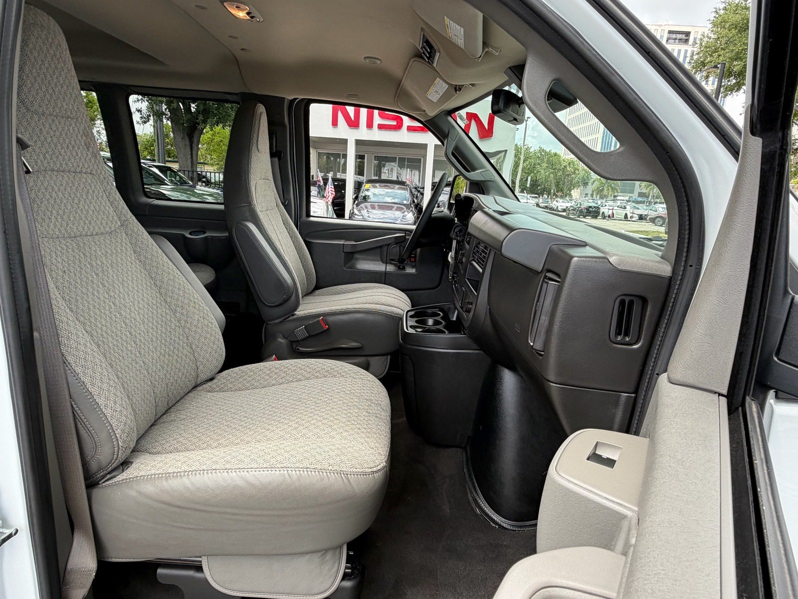 Used 2025 Chevrolet Express 3500 LT w/ LT Preferred Equipment Group RWD image 14