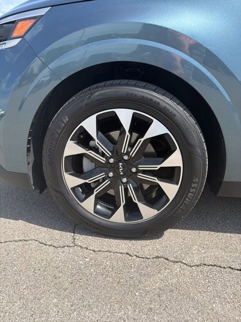 Used 2023 Kia Carnival EX image 10