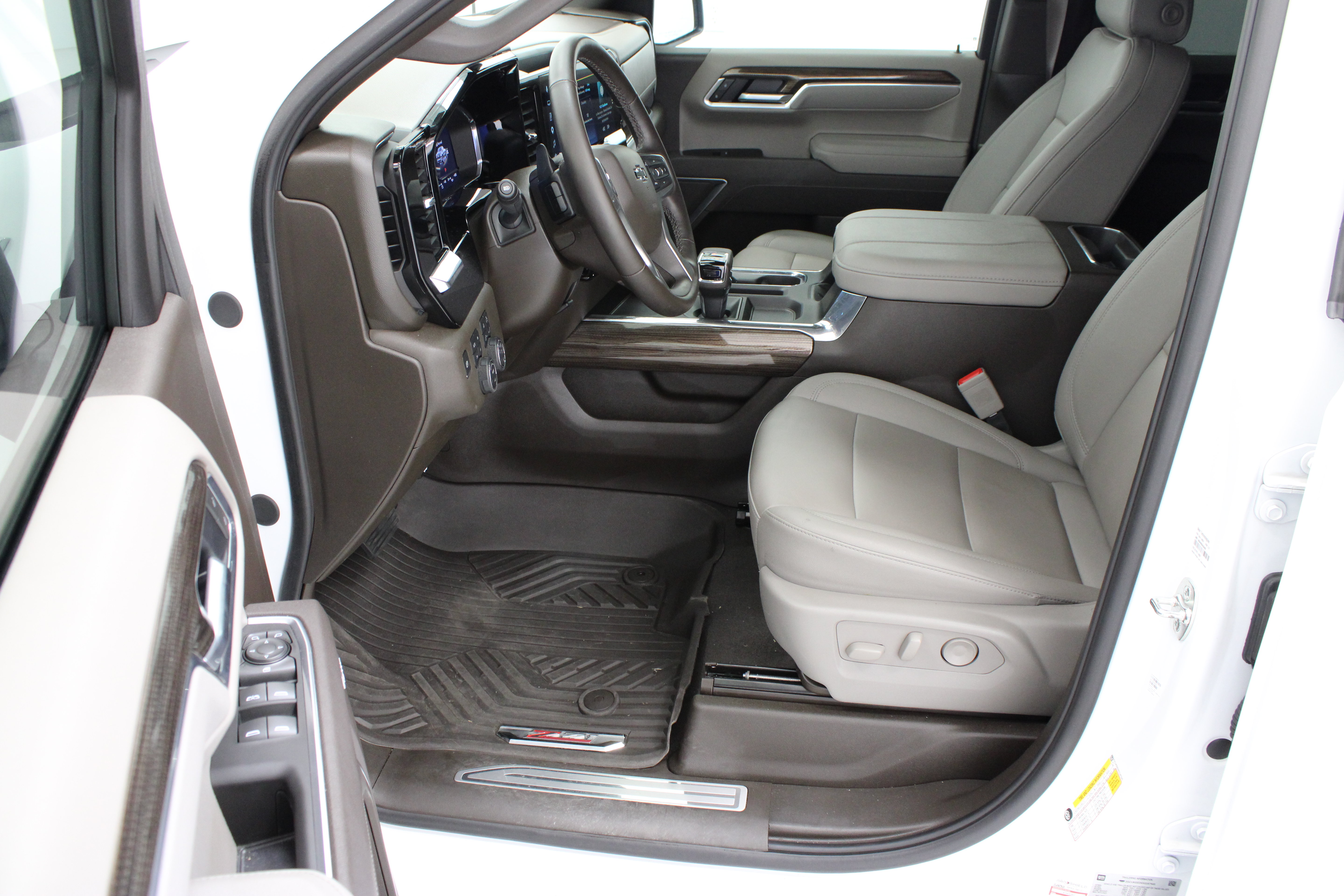 Used 2025 Chevrolet Silverado 1500 RST AWD/4WD image 17